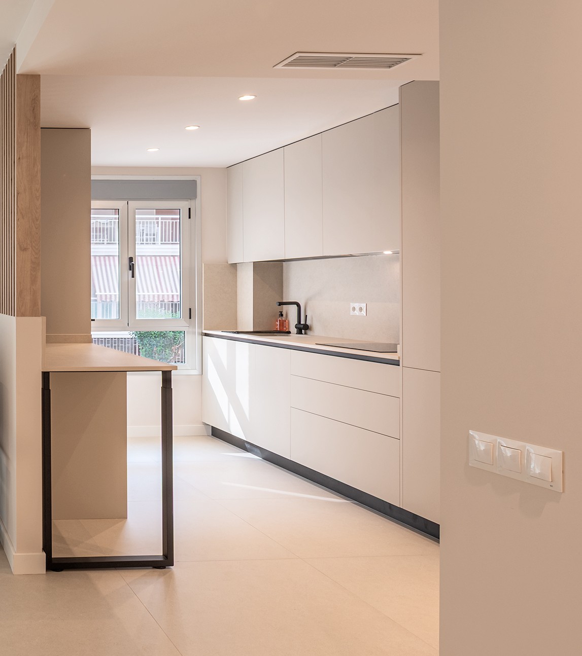 section-custom-05-swiper-slide-img