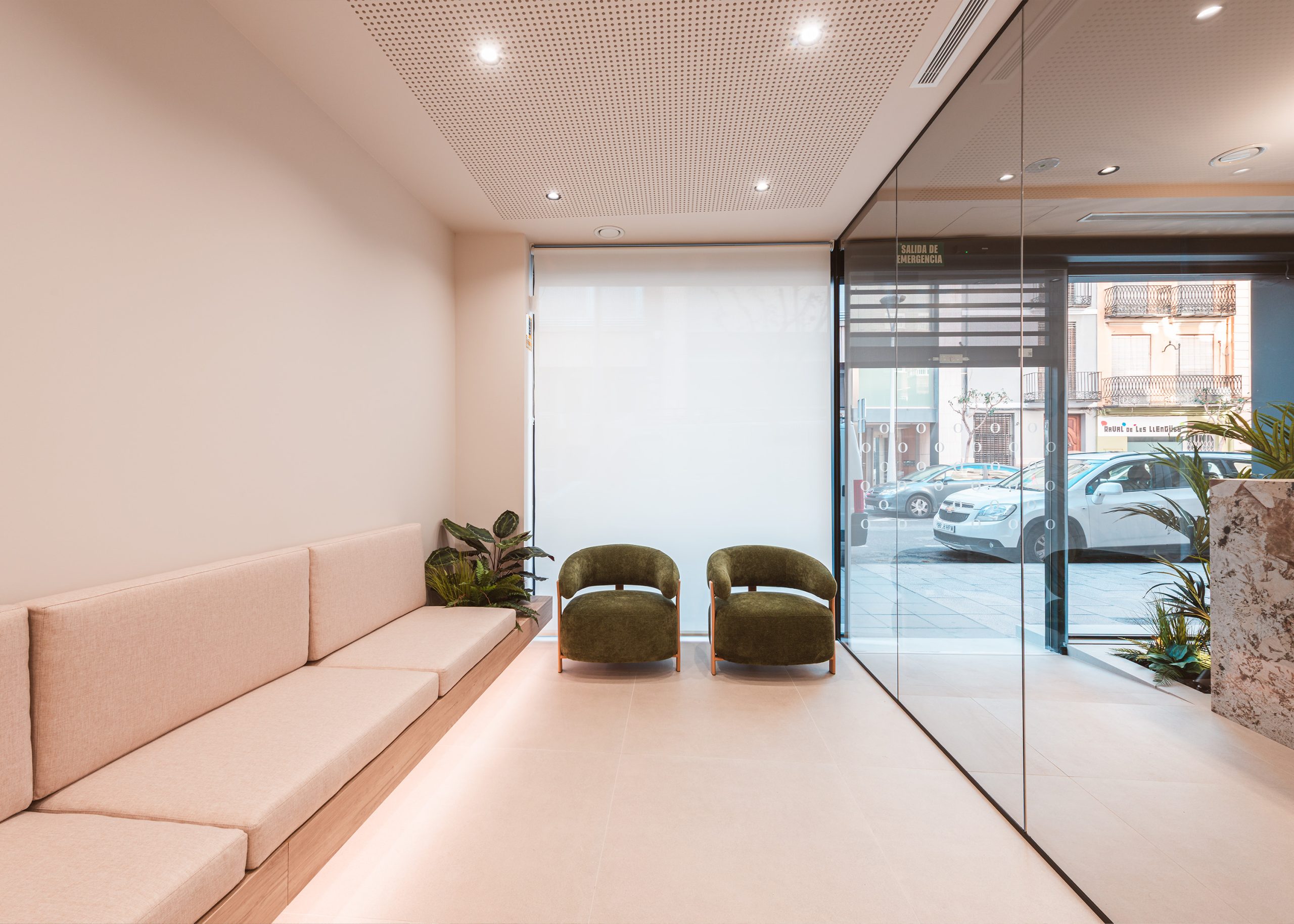 section-custom-05-swiper-slide-img