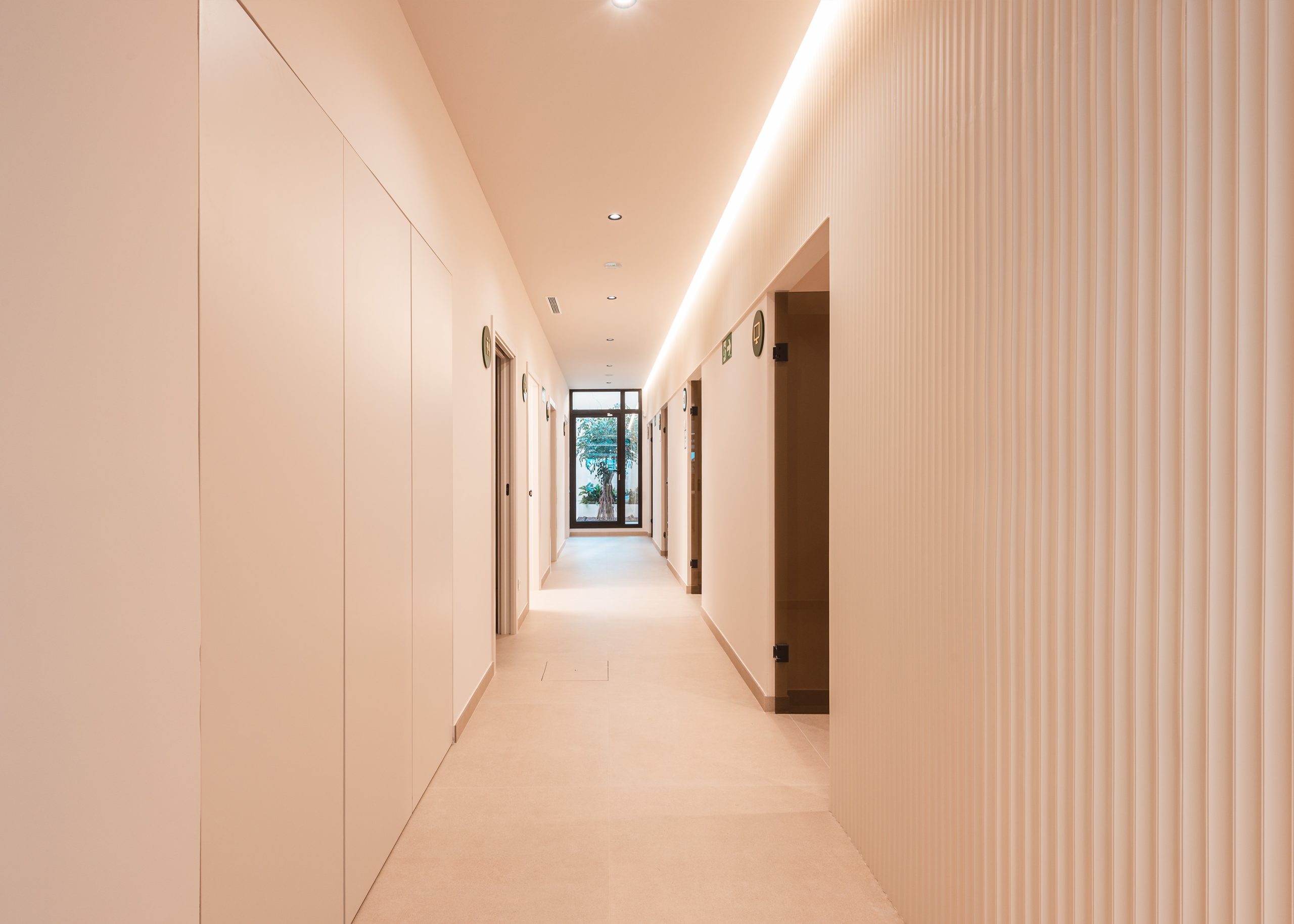 section-custom-05-swiper-slide-img