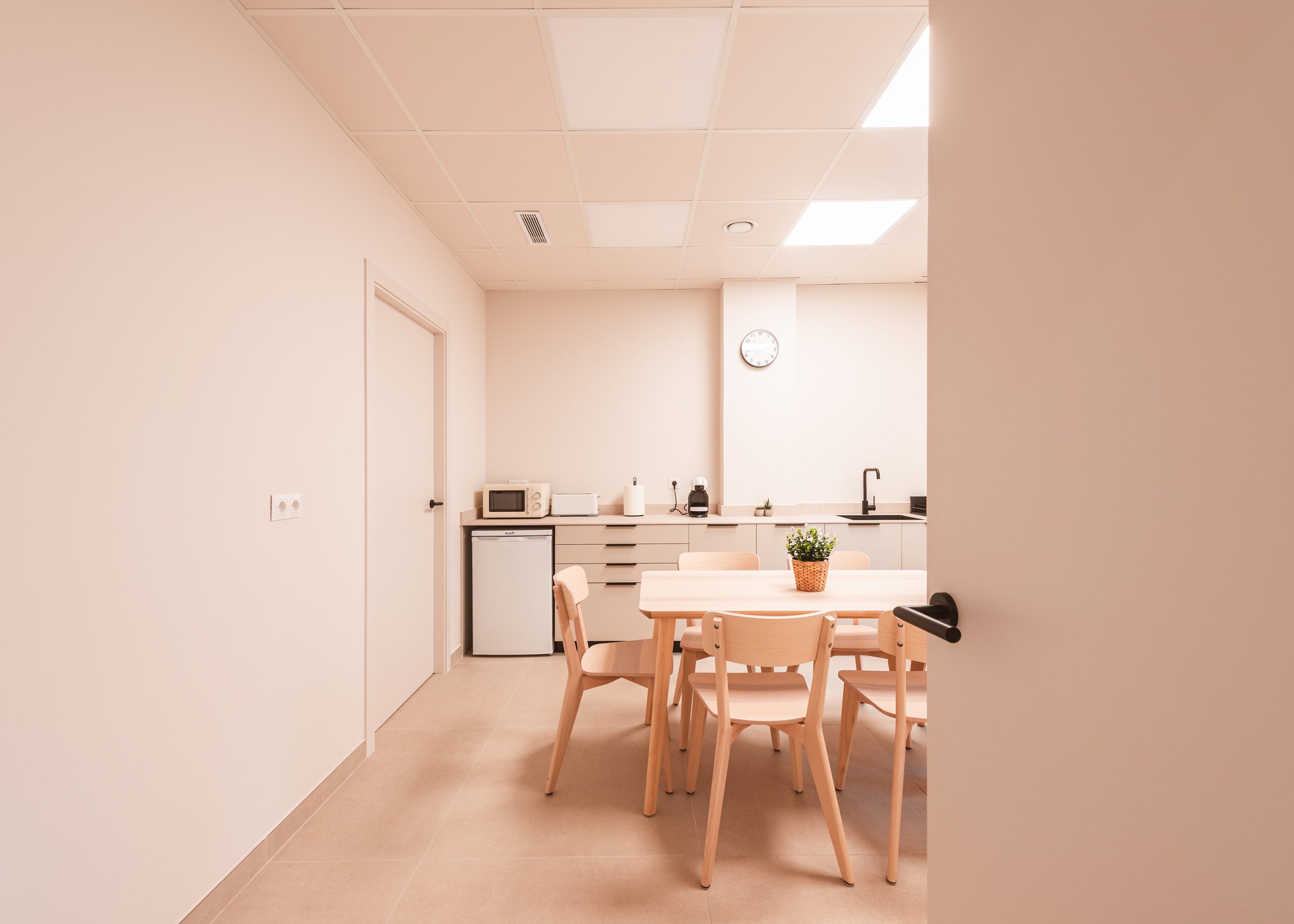 section-custom-05-swiper-slide-img