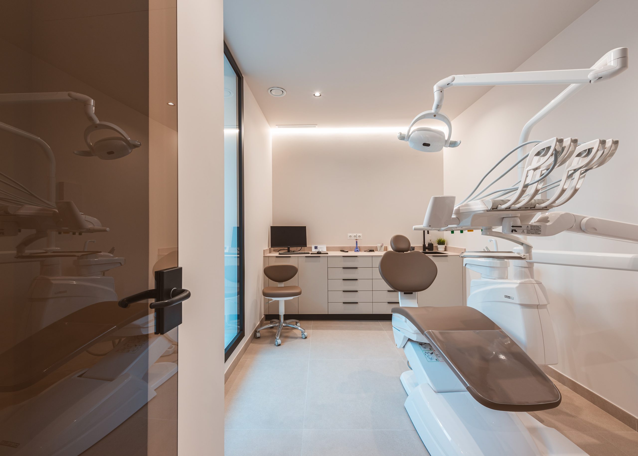 section-custom-05-swiper-slide-img