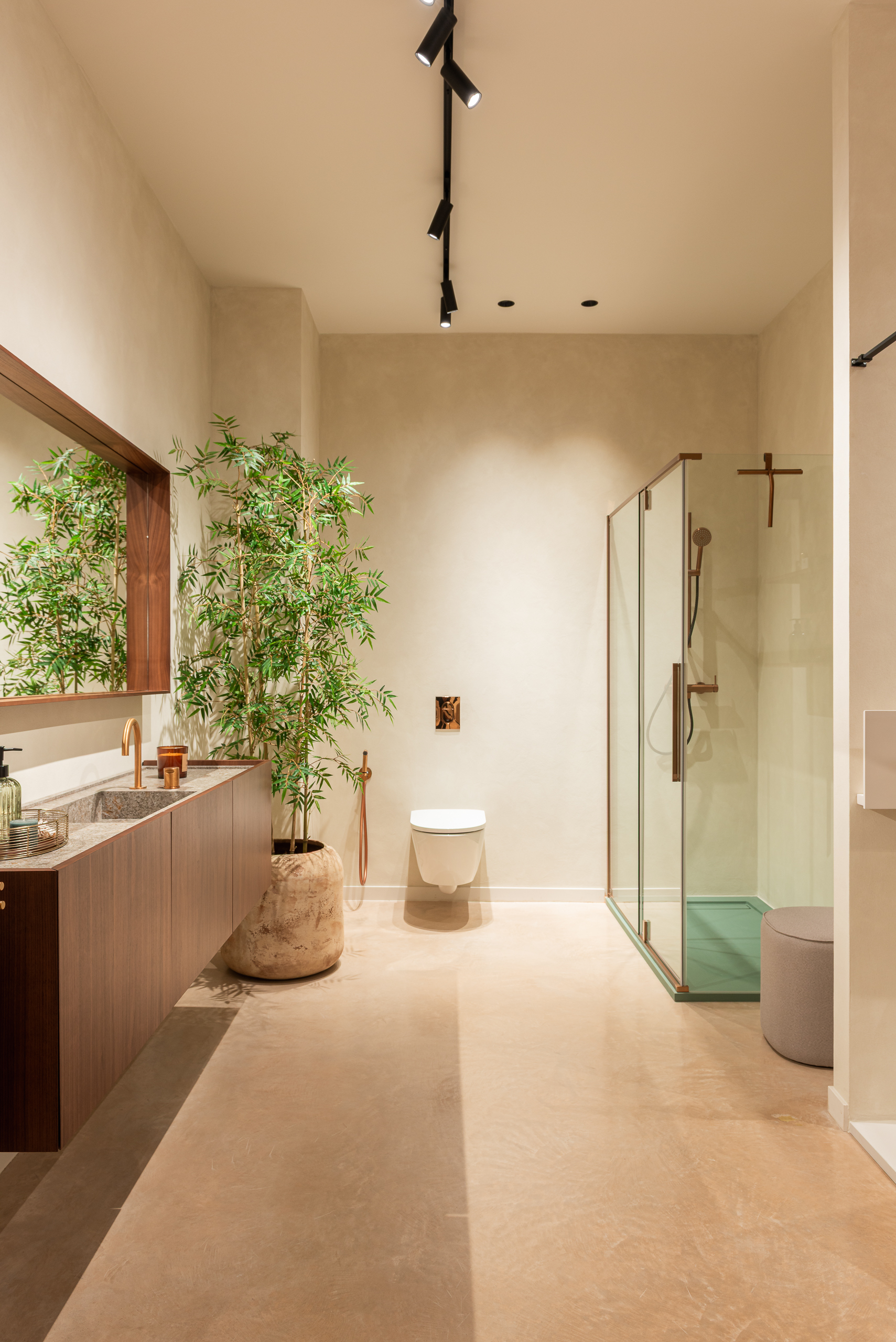 section-custom-05-swiper-slide-img