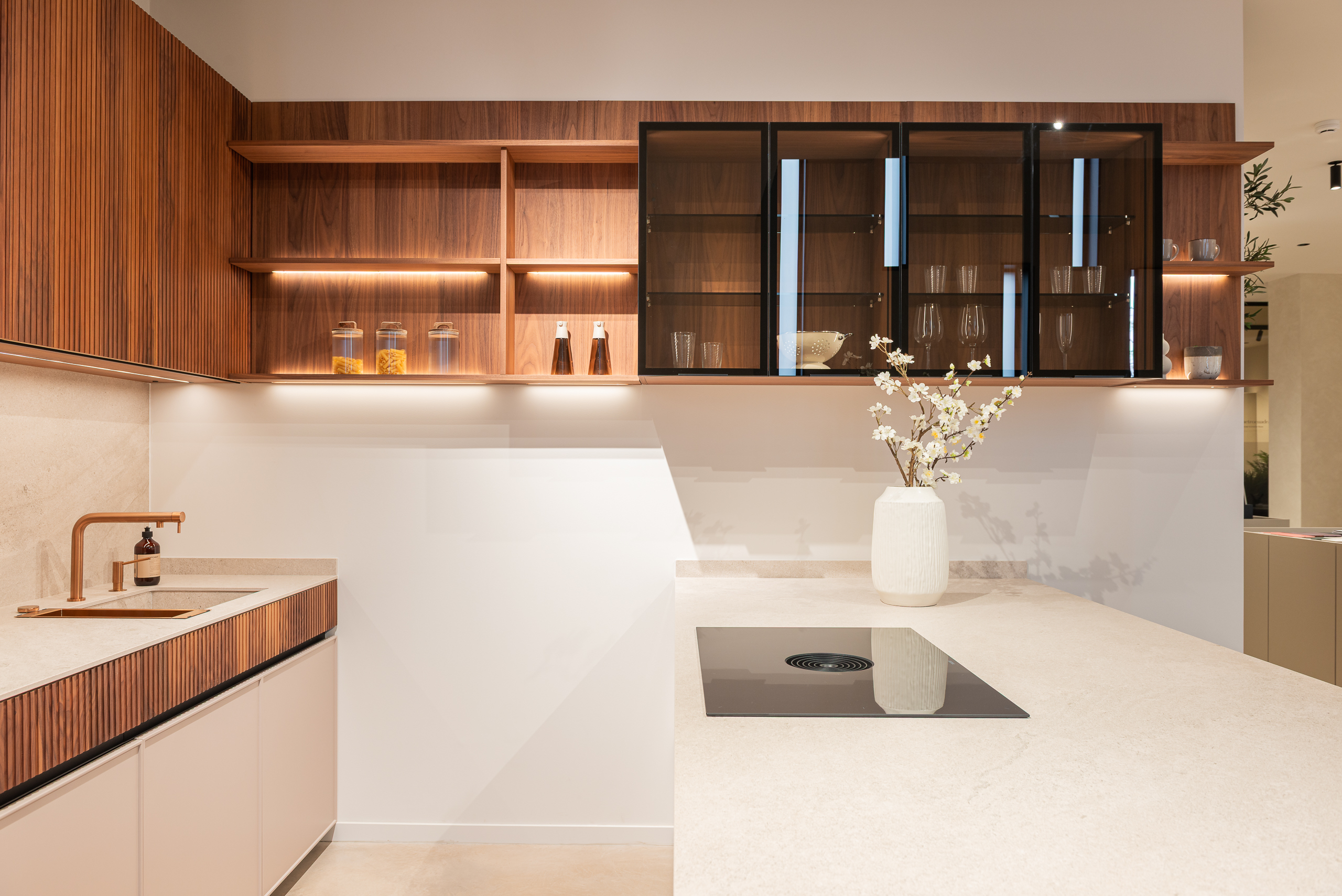 section-custom-05-swiper-slide-img